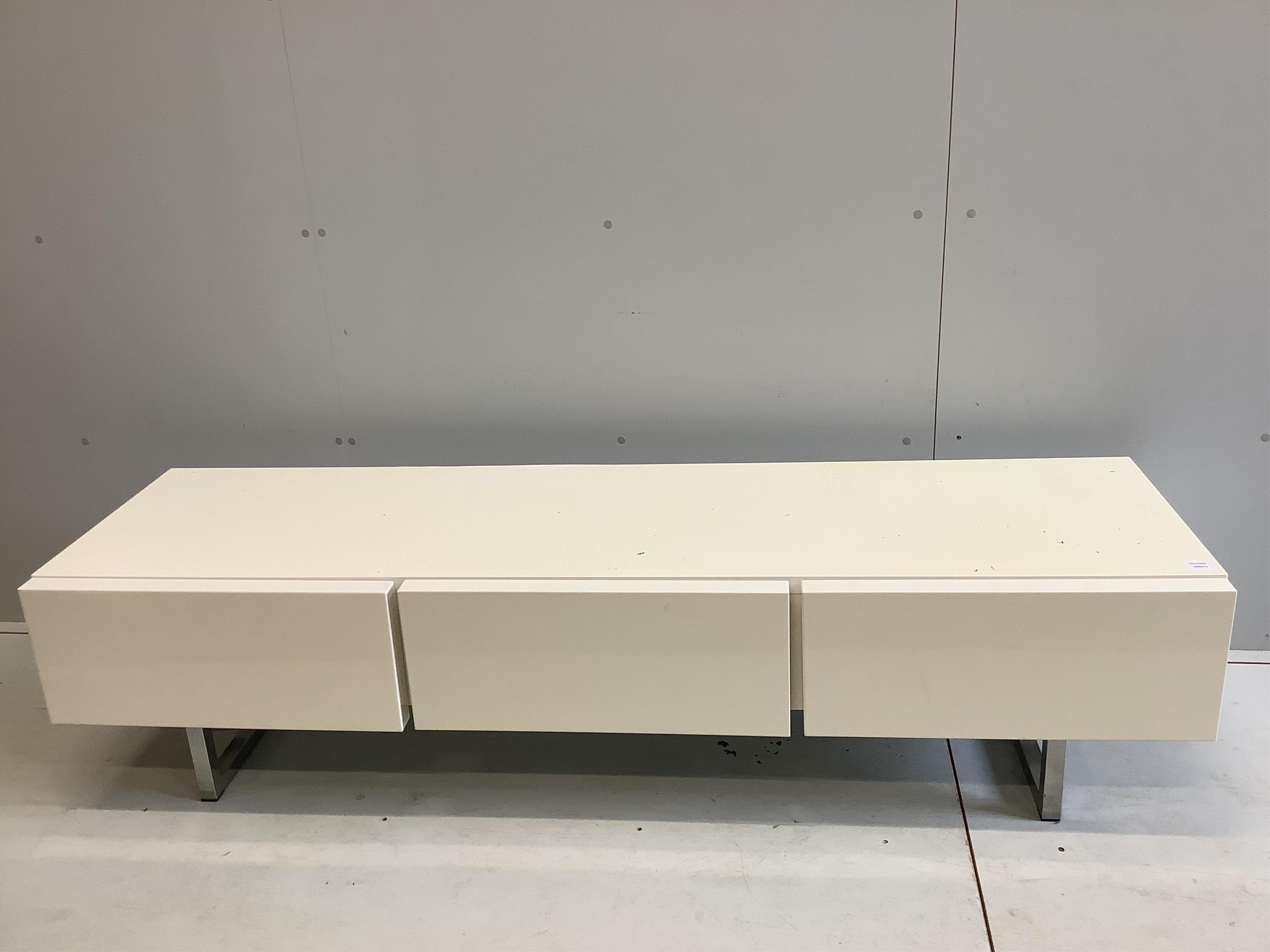 A Calligaris white low side unit, width 184cm, depth 52cm, height 45cm. Condition - good